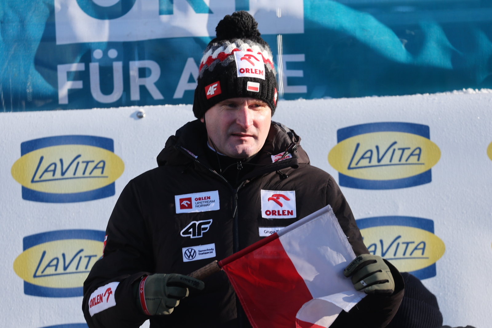 Polski skoczek zdyskwalifikowany. Trener zabrał głos