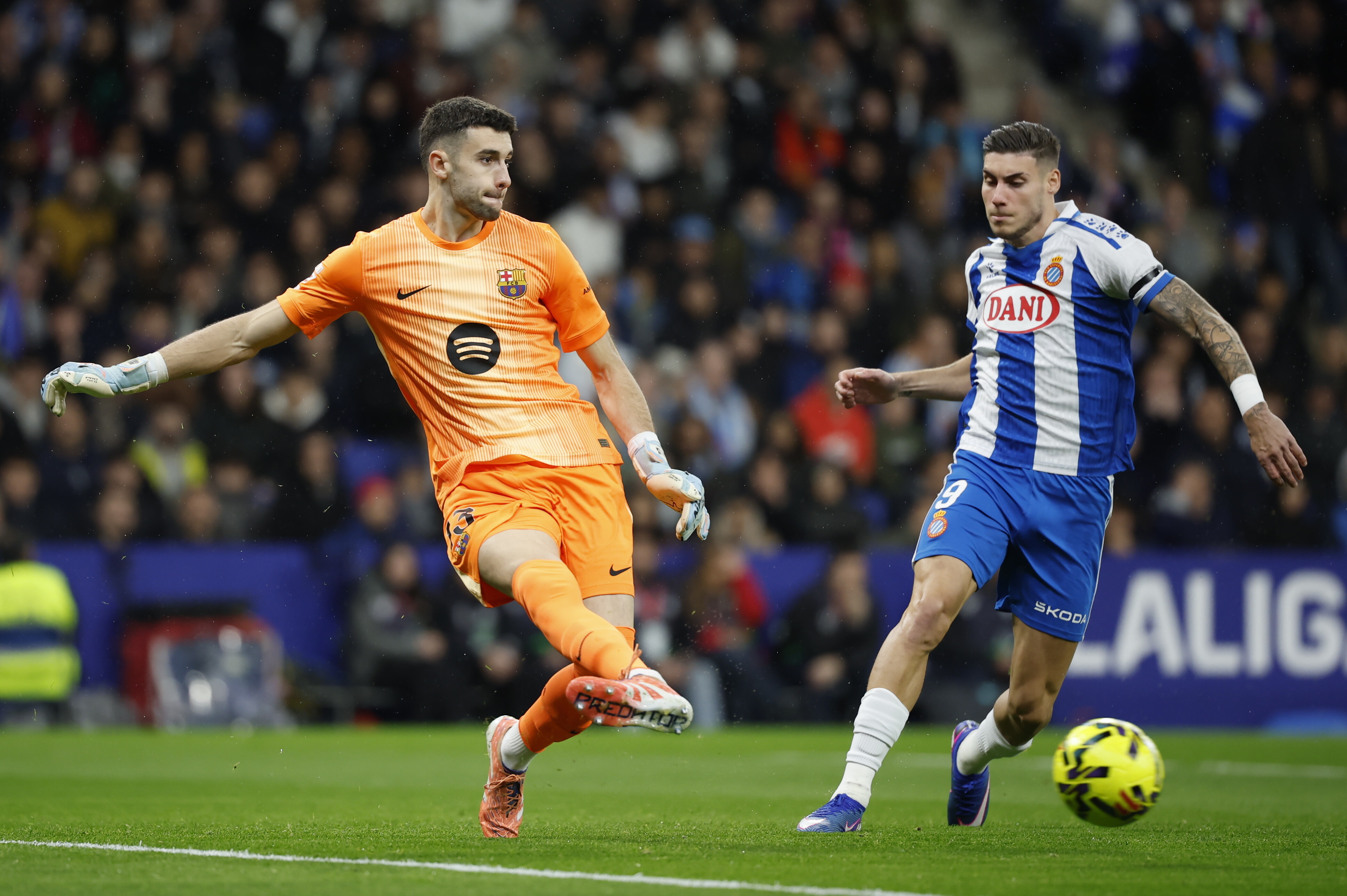 Derby Barcelony dla mistrza! Gol "Lewego"