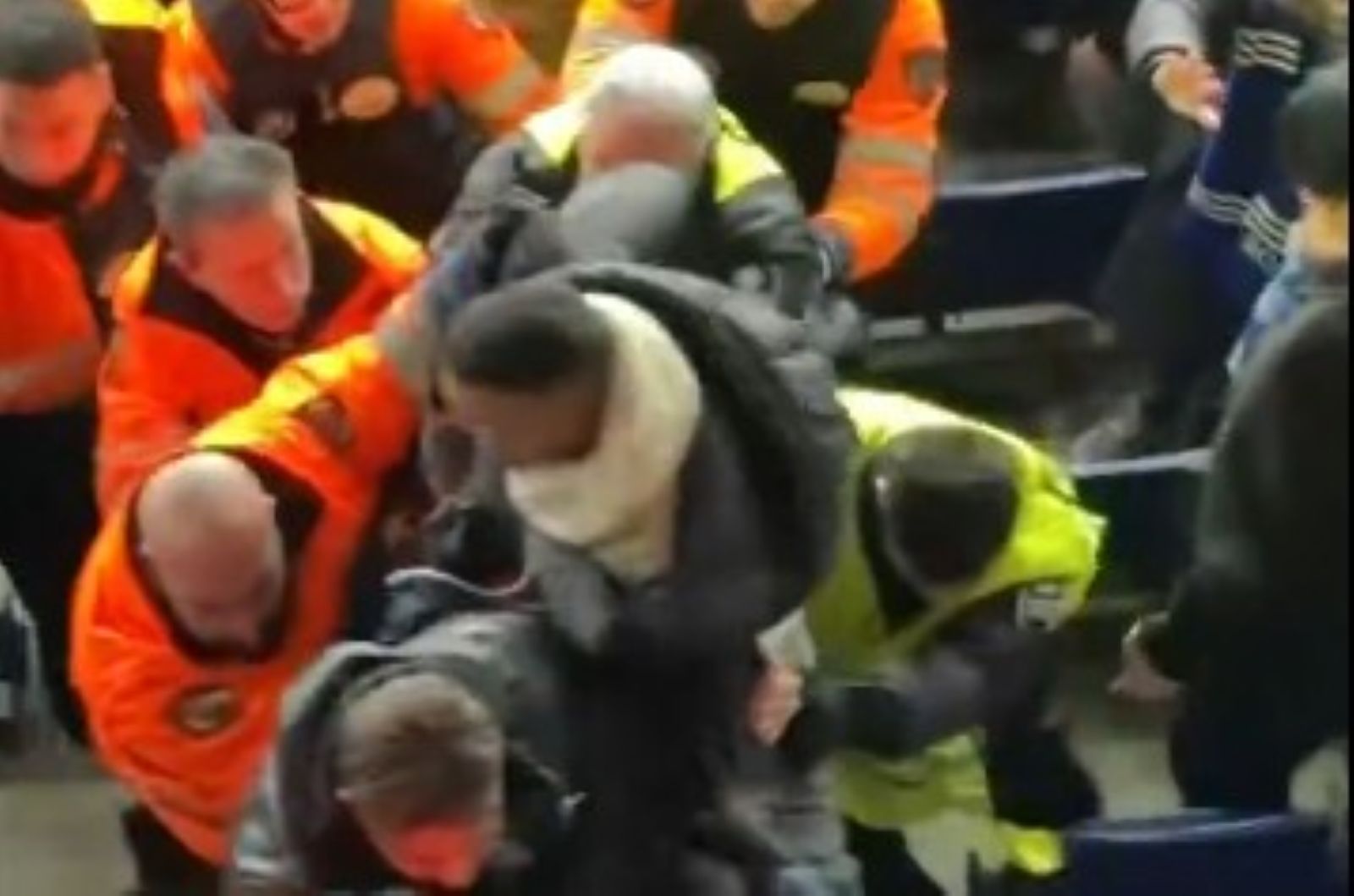 Dwunastu na jednego. Działo się na meczu Barcelony