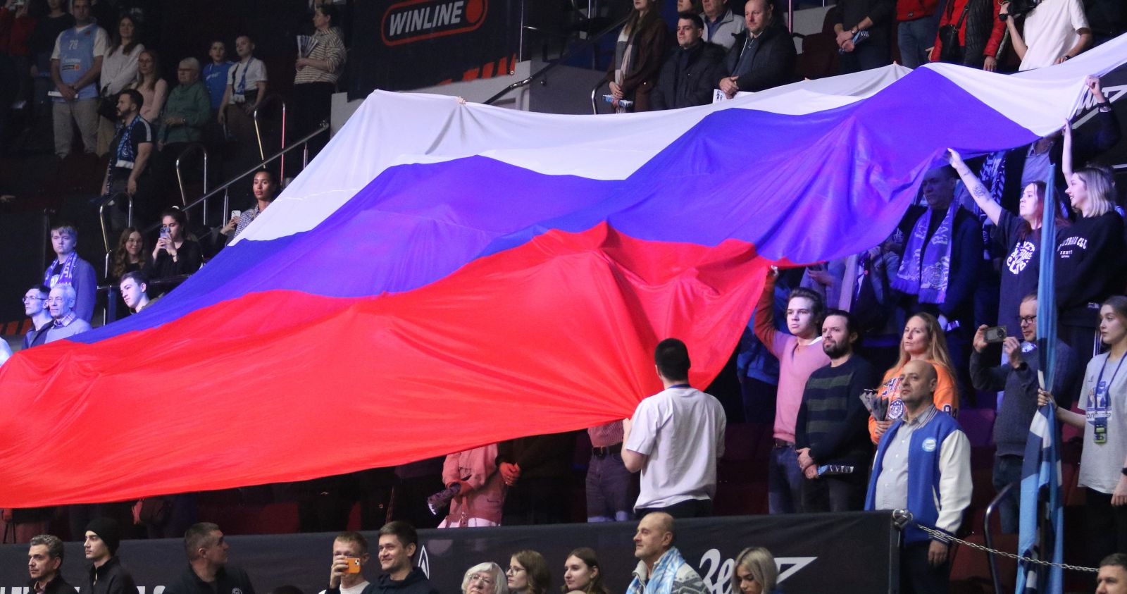 Skandal na Tour de Ski. Pojawiły się rosyjskie flagi. Oto reakcja FIS