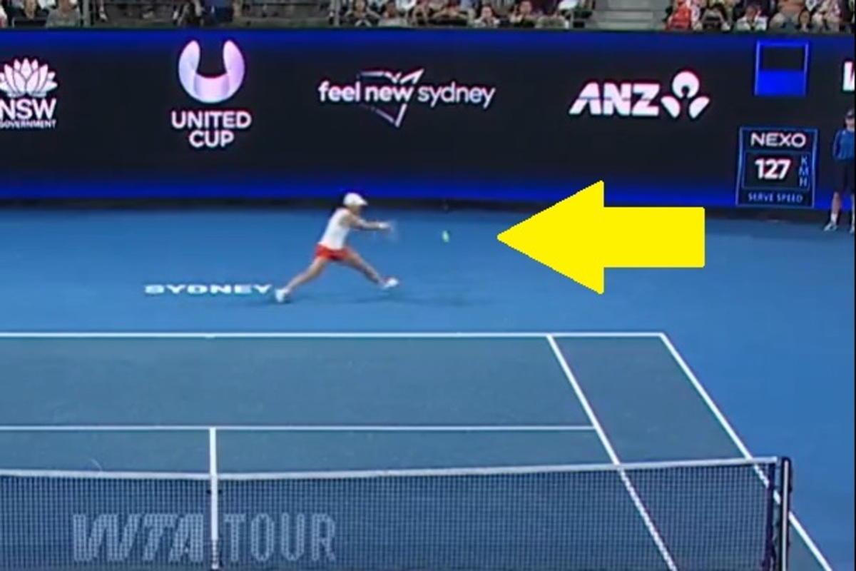 Piłka idealna. Rywalka Igi Świątek rzuciła się, ale to wszystko na nic [WIDEO]