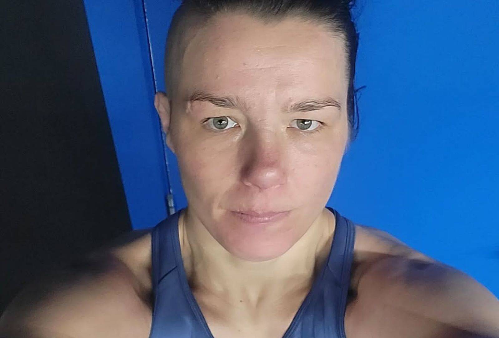 Zatrzymali ją na pokładzie Ryanaira, a teraz znów jest o niej głośno. Pobiła swoją partnerkę