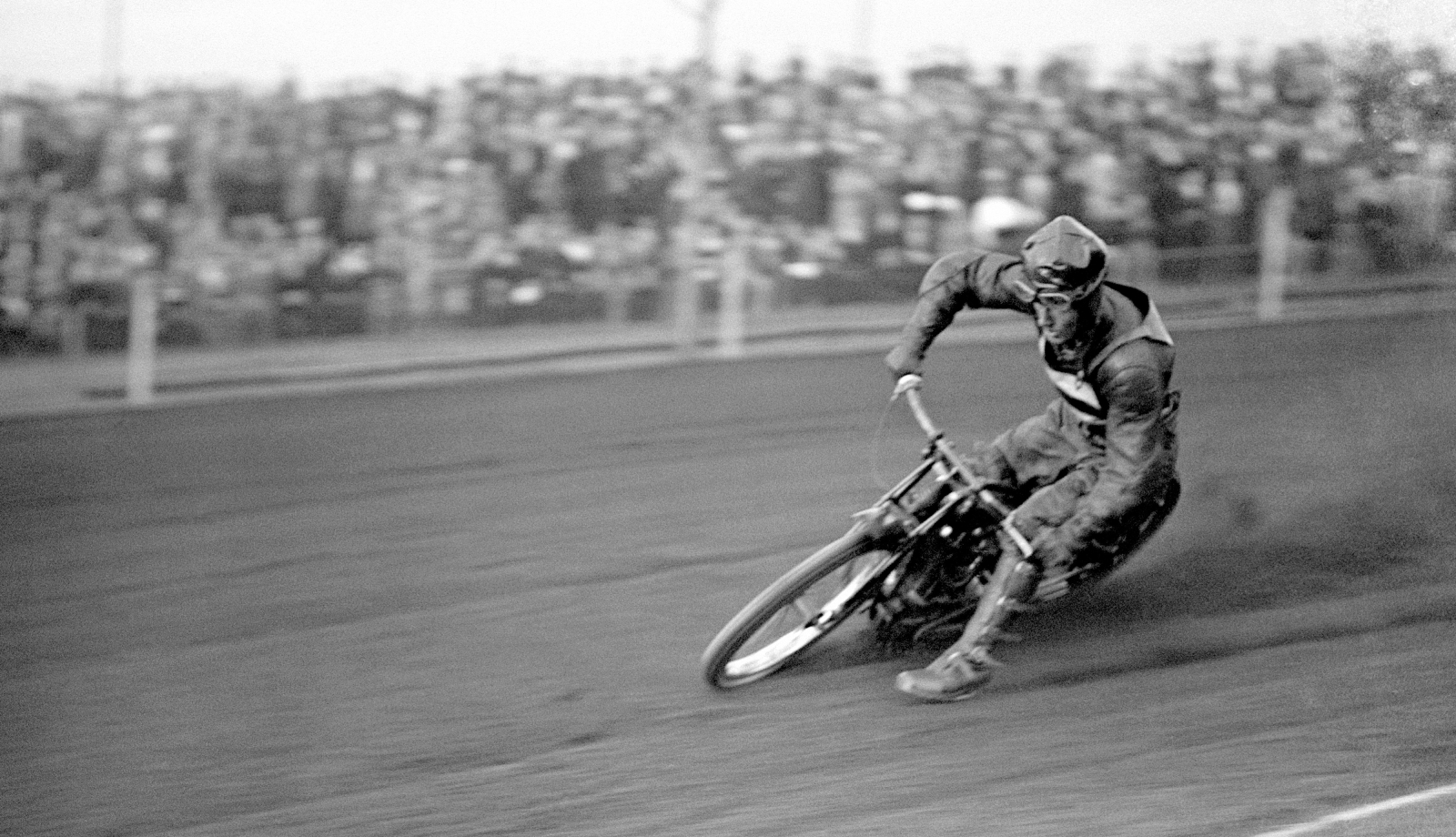 Służył w Królewskich Siłach Powietrznych. Wszedł do wraku wypełnionego bombami