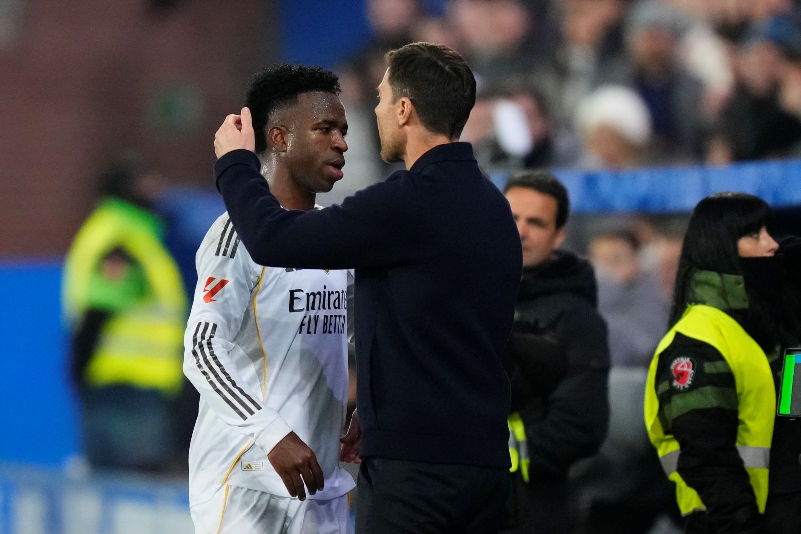 Alonso stanął w obronie Viniciusa. "Takie rzeczy przekraczają granicę szacunku"