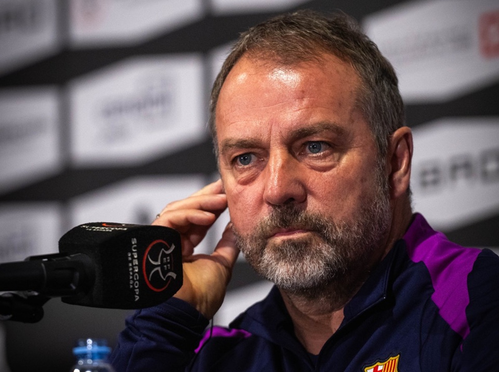 Flick nagle wypalił. "Możesz mi pomóc"