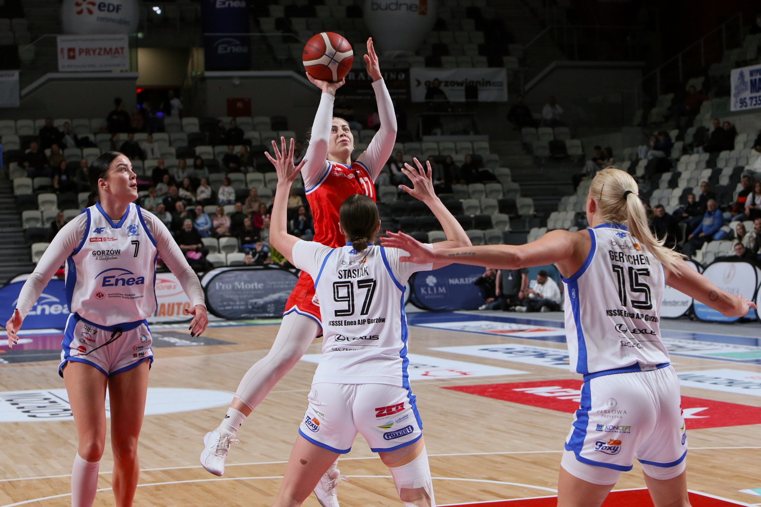 Emocje w starciu beniaminków. Zadecydował jeden punkt