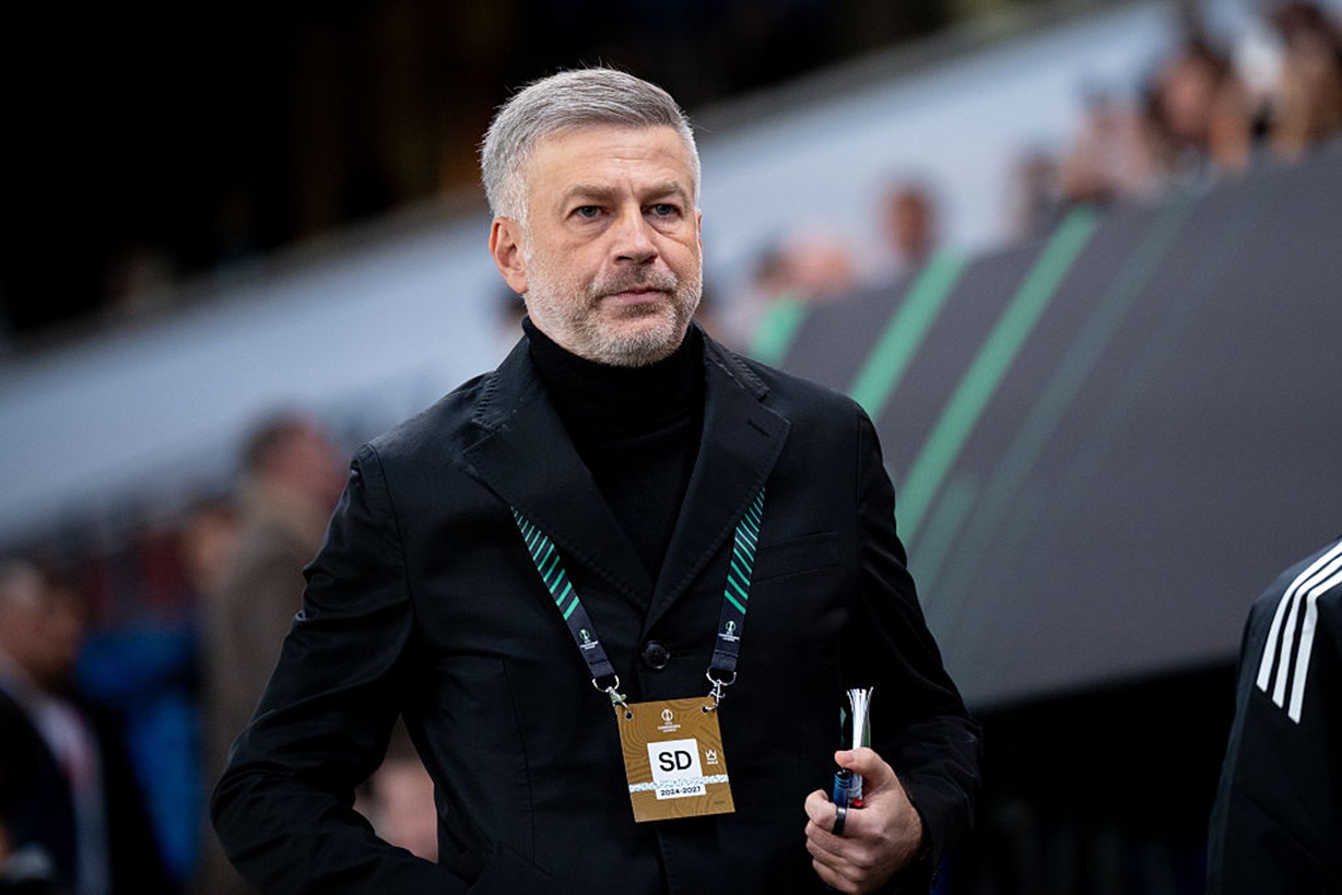 Były trener Legii przerwał milczenie. Powiedział, jak Polacy traktują Rumunów