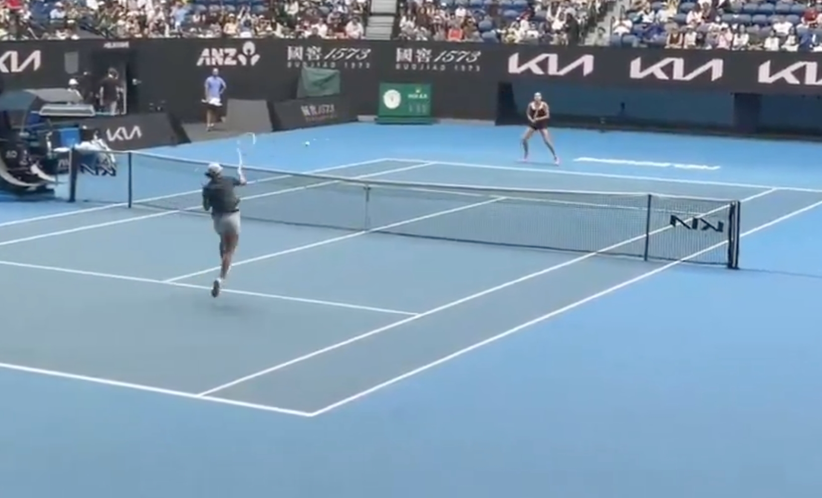 Trening jak mecz. Świątek i Sabalenka przyciągnęły uwagę kibiców