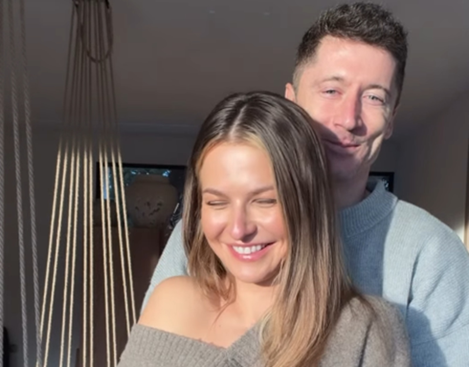 Krótki filmik o poranku. Rozanielona Lewandowska w objęciach męża