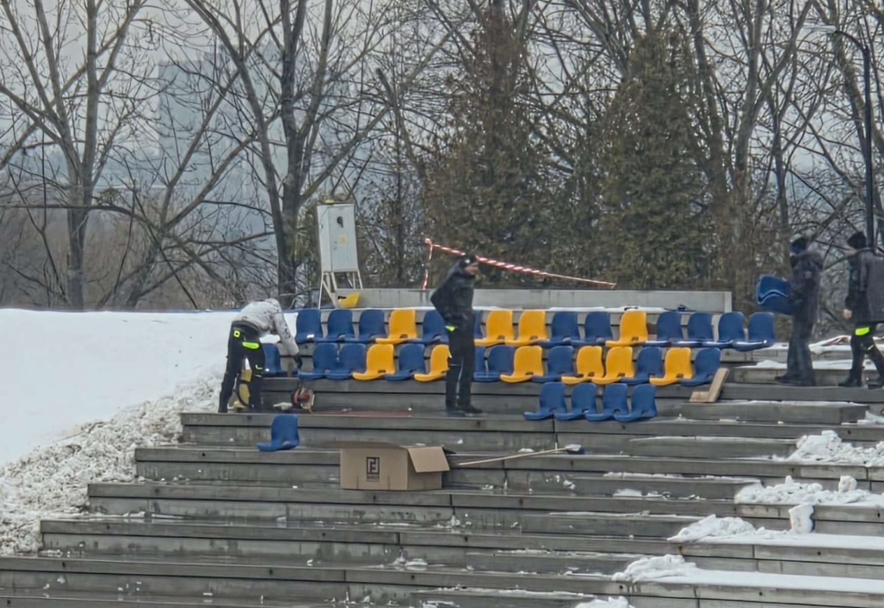 Pierwsze krzesełka w Świętochłowicach. Wiadomo, dlaczego takie kolory