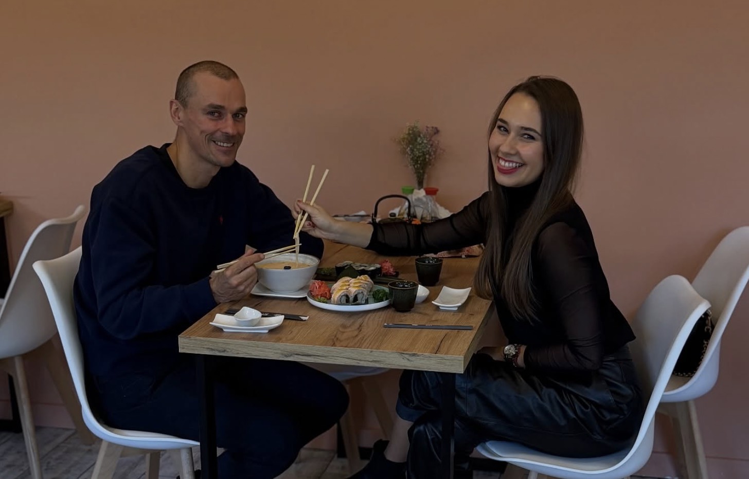 Polacy go uwielbiają. Jego partnerka jest o 11 lat młodsza