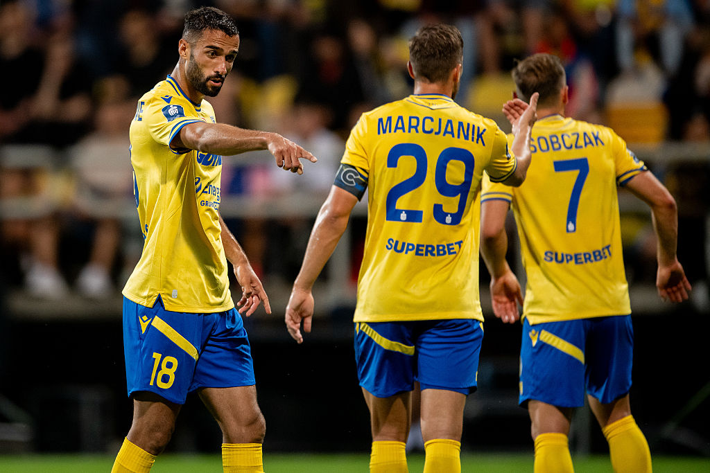 Stracił miejsce w składzie po przegranej 0:4. Jego kontrakt został rozwiązany