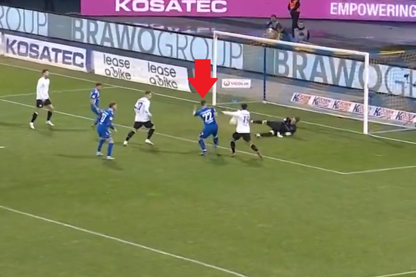 Polak nie przestaje zadziwiać w Niemczech. Znowu trafił [WIDEO]