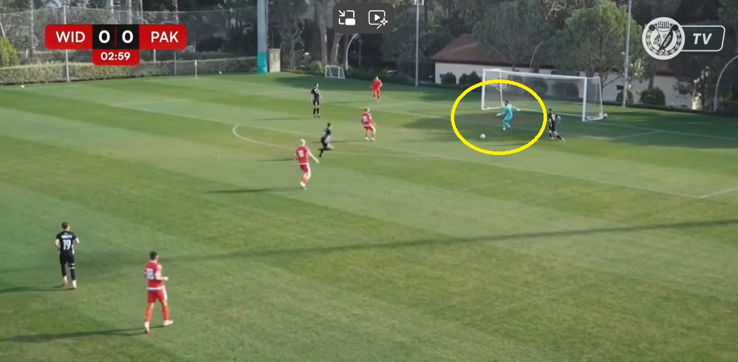 Była 4. minuta. Tak Drągowski przywitał się z Widzewem