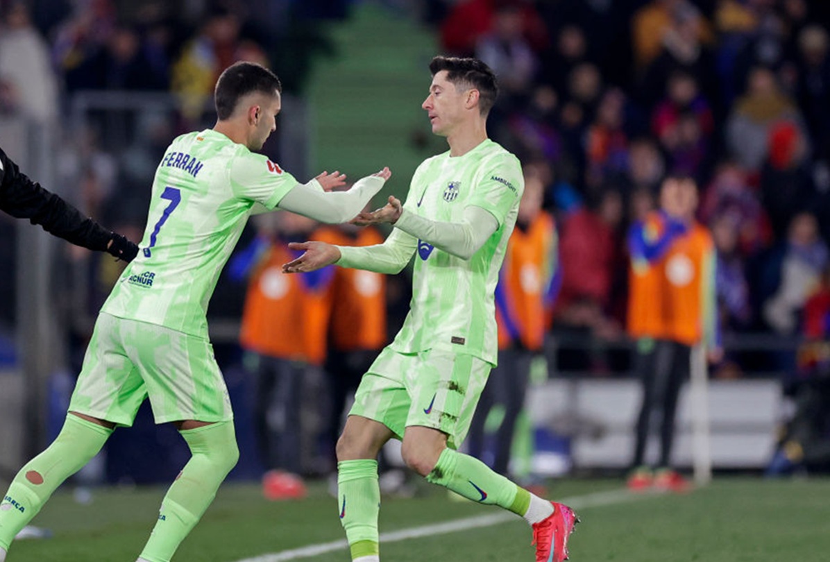 Lewandowski przegrywa z Torresem, ale liczby nie kłamią. "Wciąż imponuje"