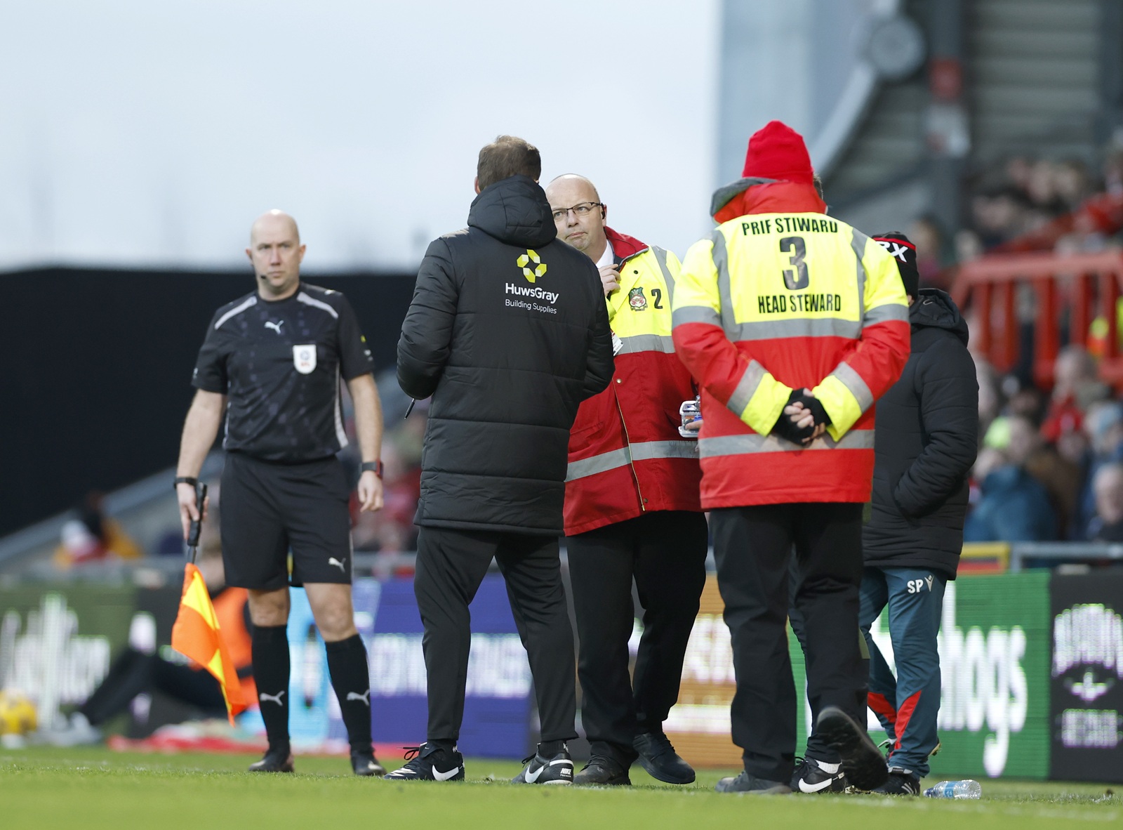 Przerwano mecz na Wyspach Brytyjskich. Wypadek na trybunach