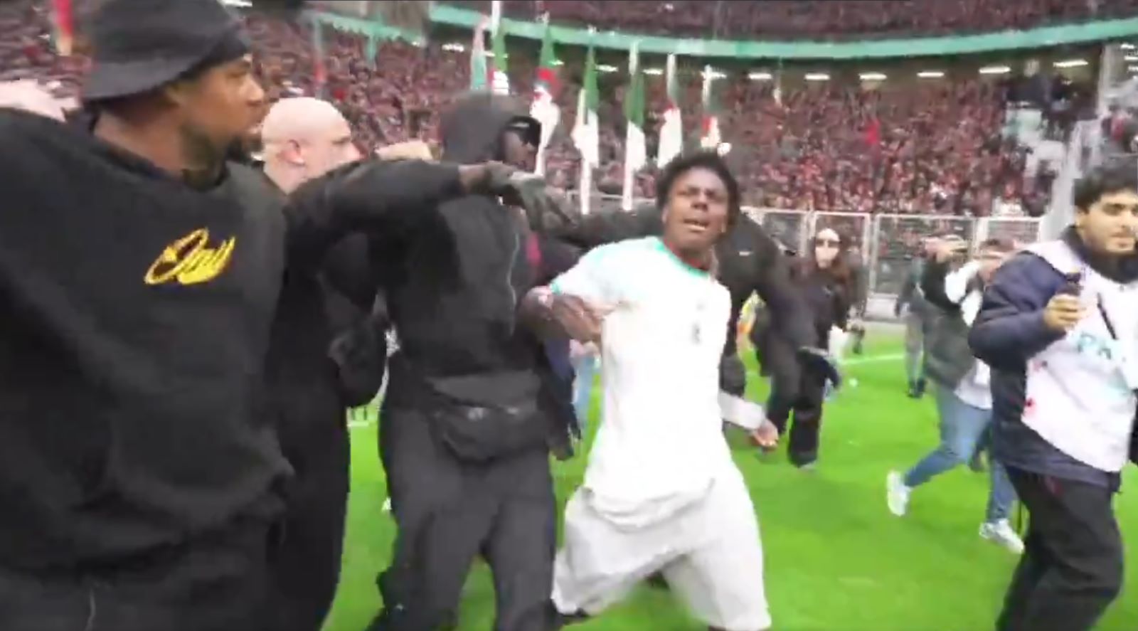 Słynny YouTuber ewakuowany ze stadionu. Obrzucili go butelkami