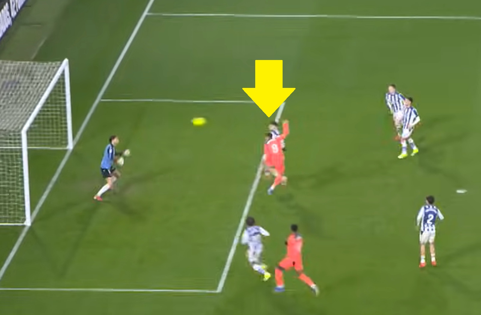 Lewandowski miał wyborną okazję. Ale co zrobił bramkarz?! [WIDEO]