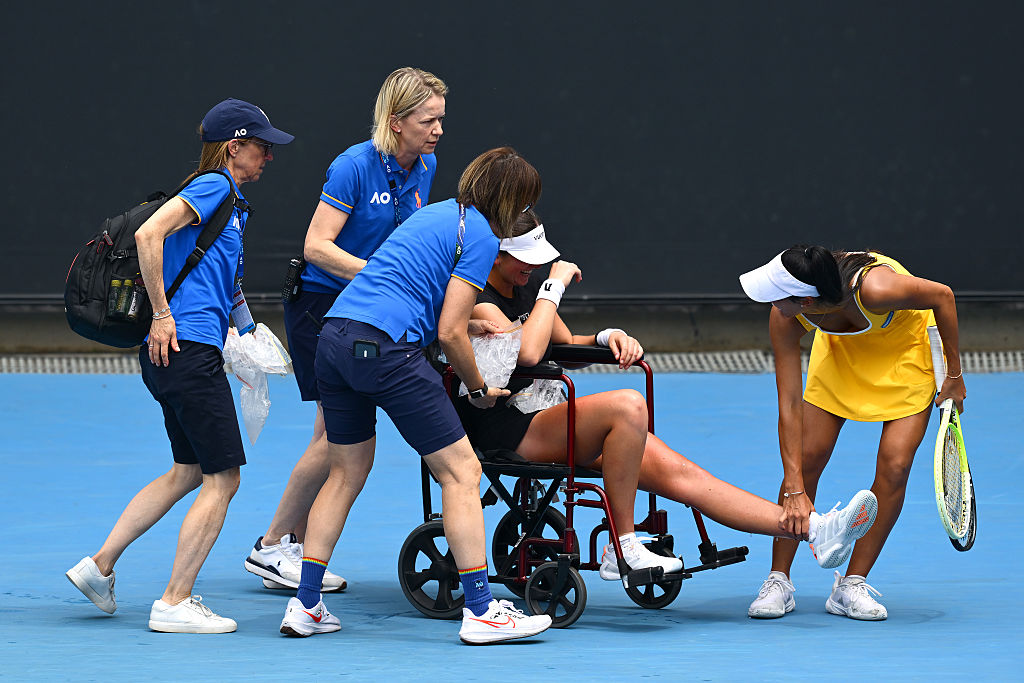 Szokujące obrazki na Australian Open. Tenisistka potrzebowała wózka inwalidzkiego