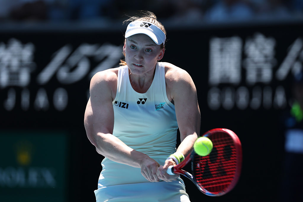 Dwa sety i koniec. Rybakina zagrała z przyjaciółką Świątek