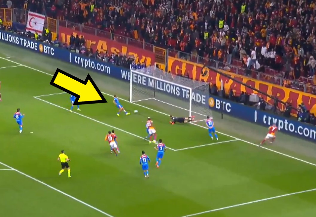 Fatalny kiks w Lidze Mistrzów. Skierował piłkę do własnej bramki [WIDEO]