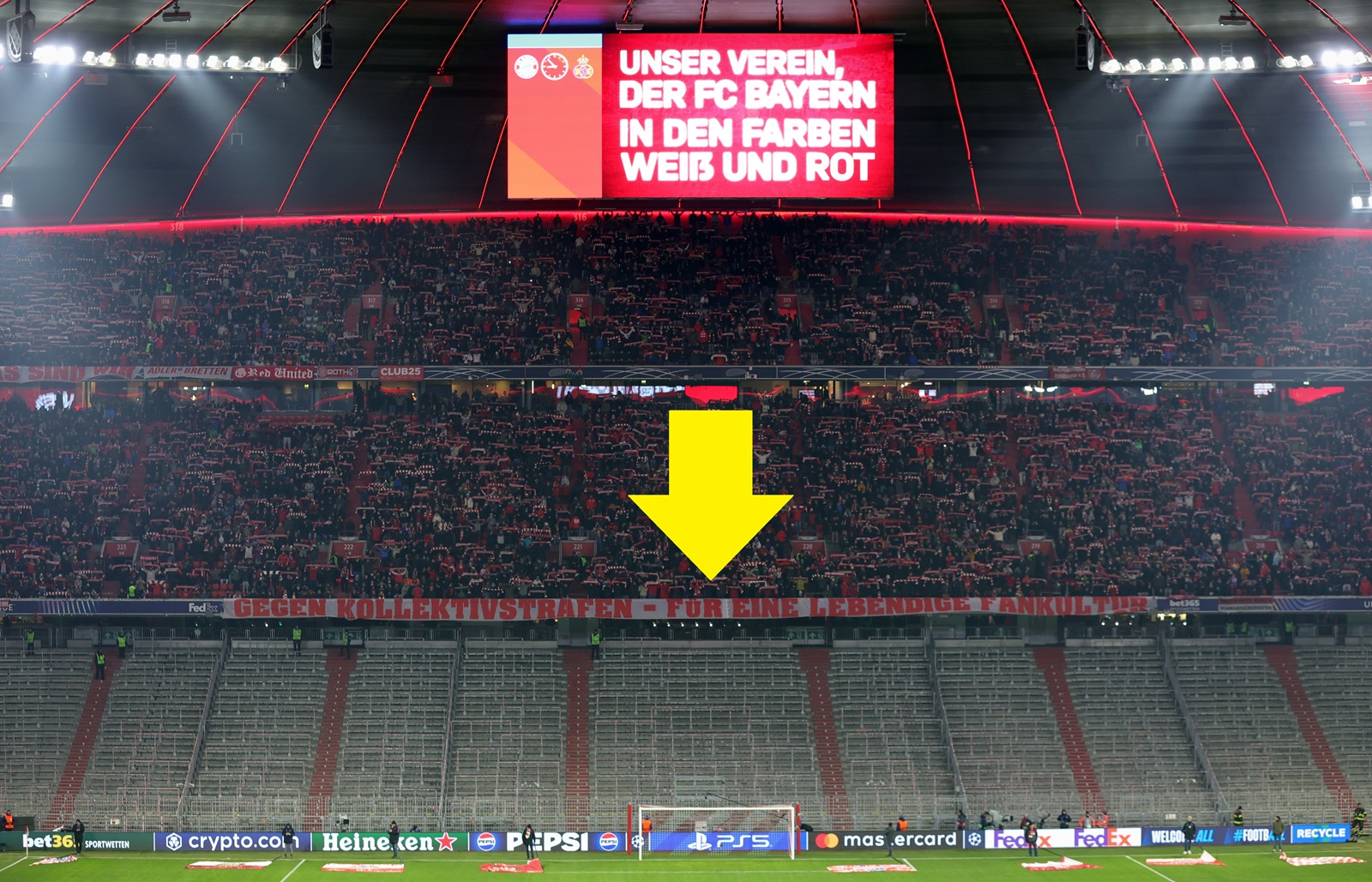 Niecodzienny obrazek na stadionie Bayernu. Transparent zamiast kibiców