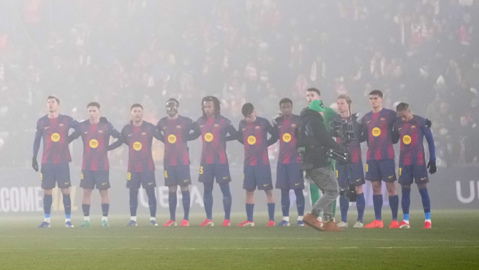 Lewandowski spojrzał w niebo. Tak oddali hołd ofiarom tragedii