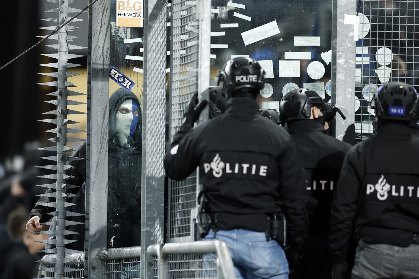 Mecz Ligi Europy opóźniony. Policja wkroczyła do akcji