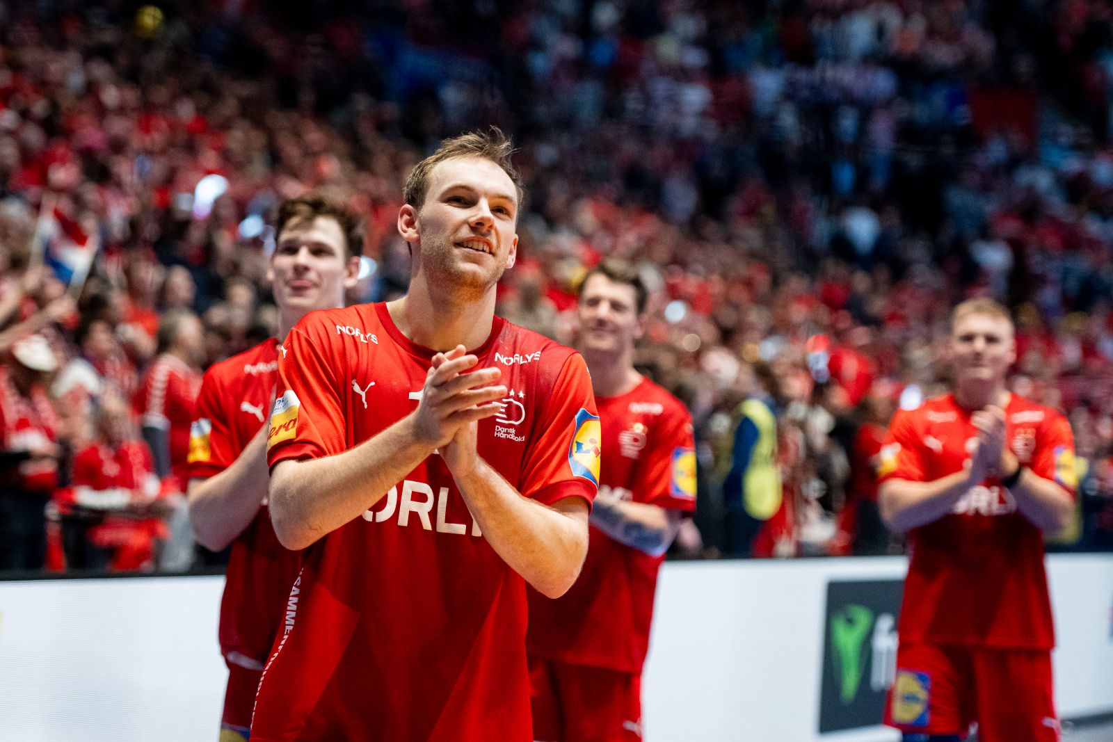 Duńczycy uciekli spod gilotyny. Obrońcy tytułu przez cały czas w grze!