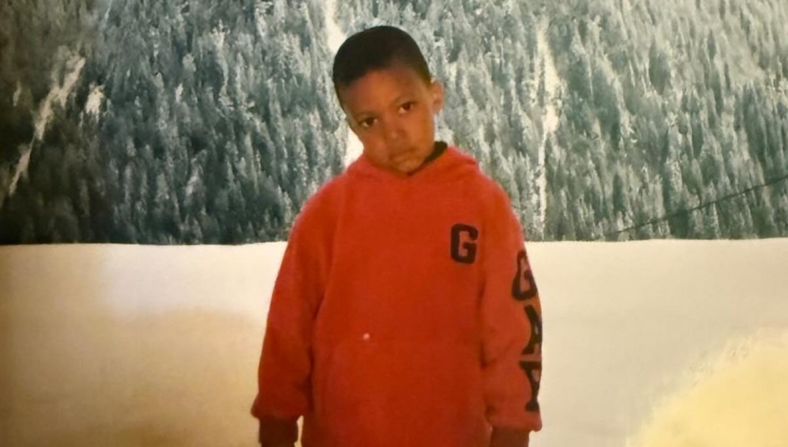 Poznajesz? Dziś ten chłopiec jest wielką gwiazdą i zarabia krocie