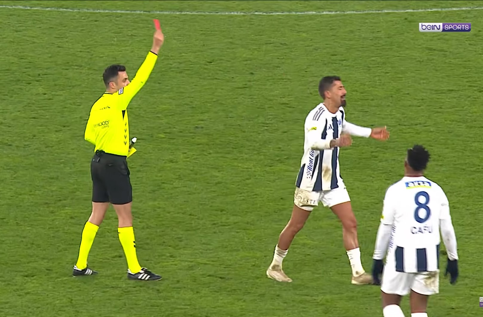 Jedna z najgłupszych czerwonych kartek. Zapamięta to na długo [WIDEO]