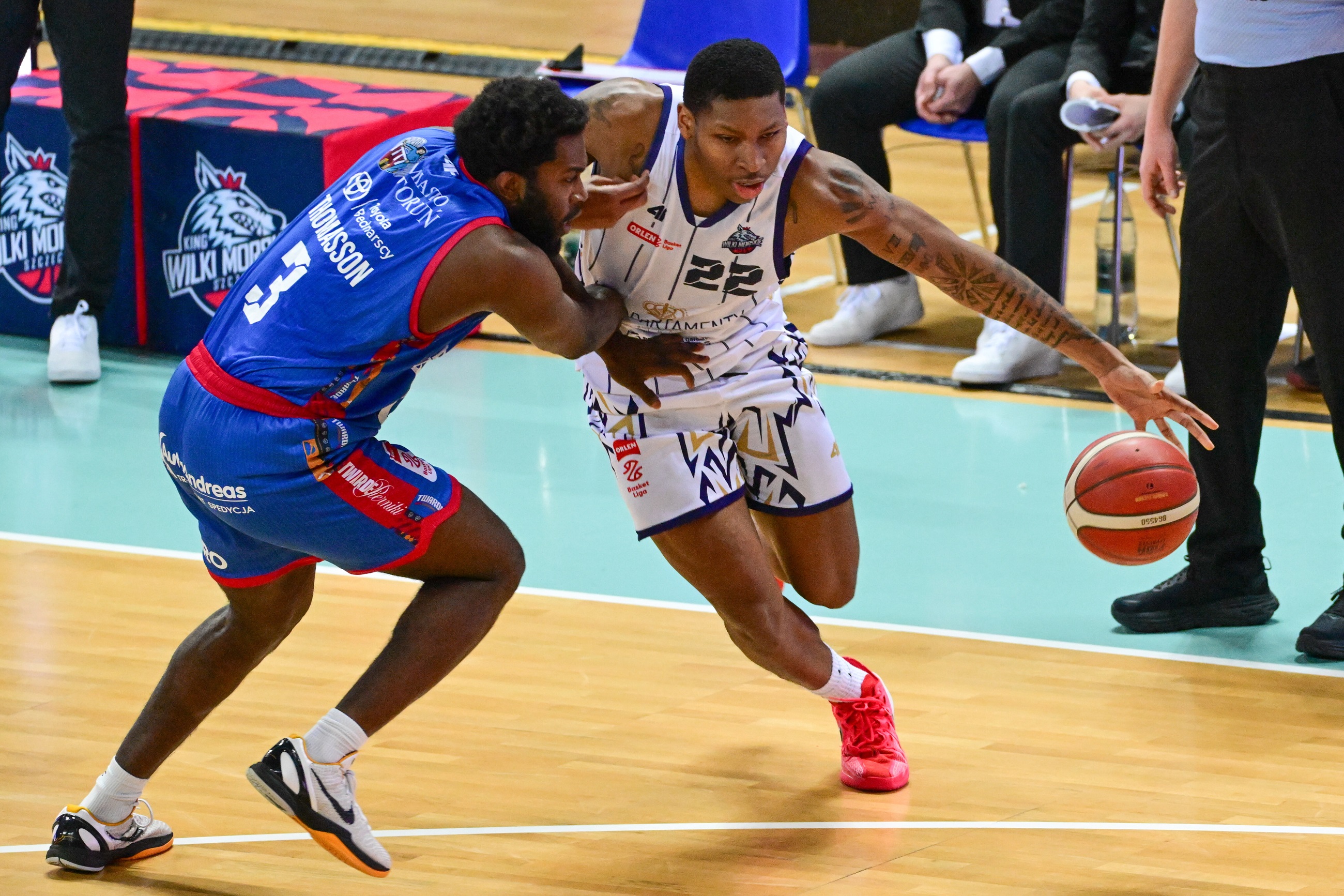 King zbudował sobie twierdzę. Jest w niej niemal bezbłędny