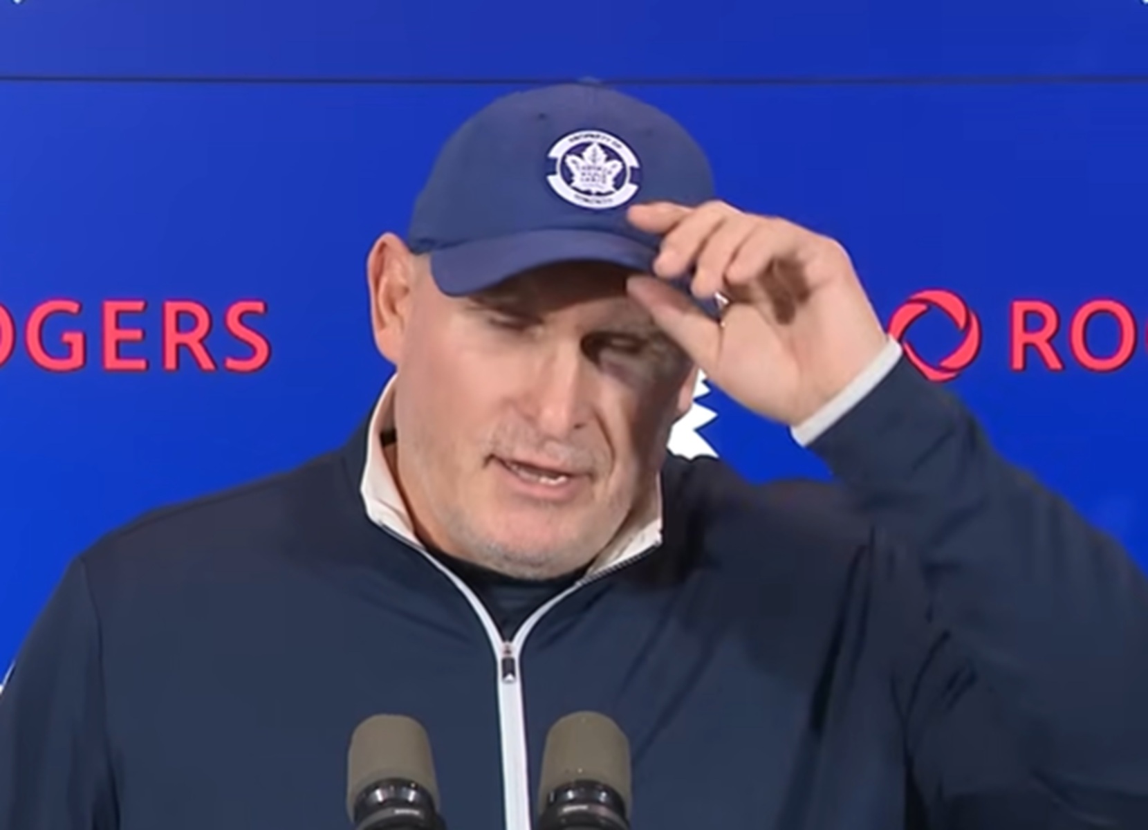 Nagle zdjął czapkę i pokazał, co stało mu się na siłownii