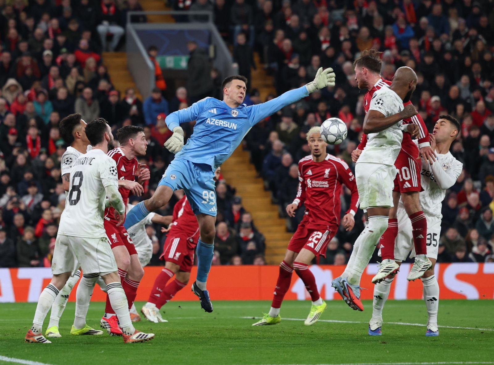 Polak grał z Liverpoolem i wrócił przed siódmą. Dominacja Anglików w Lidze Mistrzów