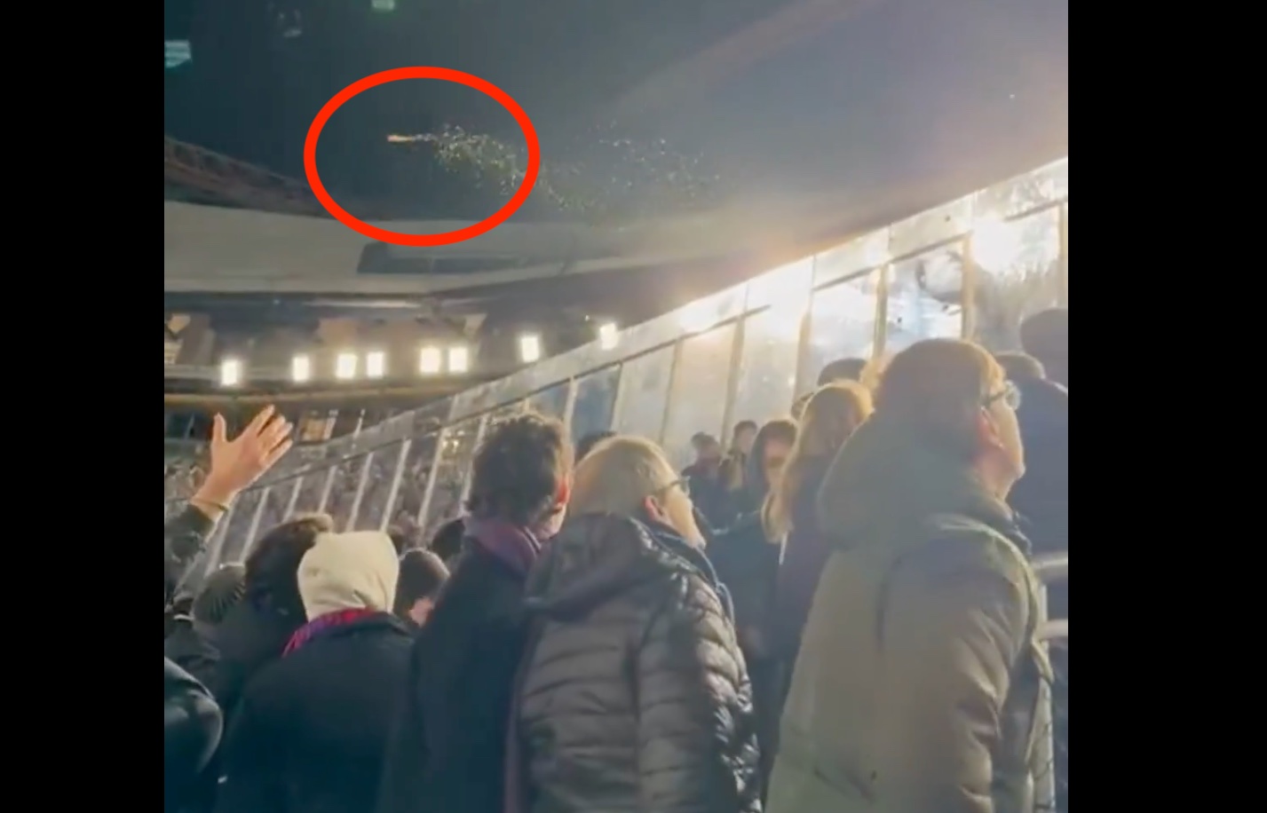 Skandaliczne sceny na meczu Barcelony. Fruwały butelki