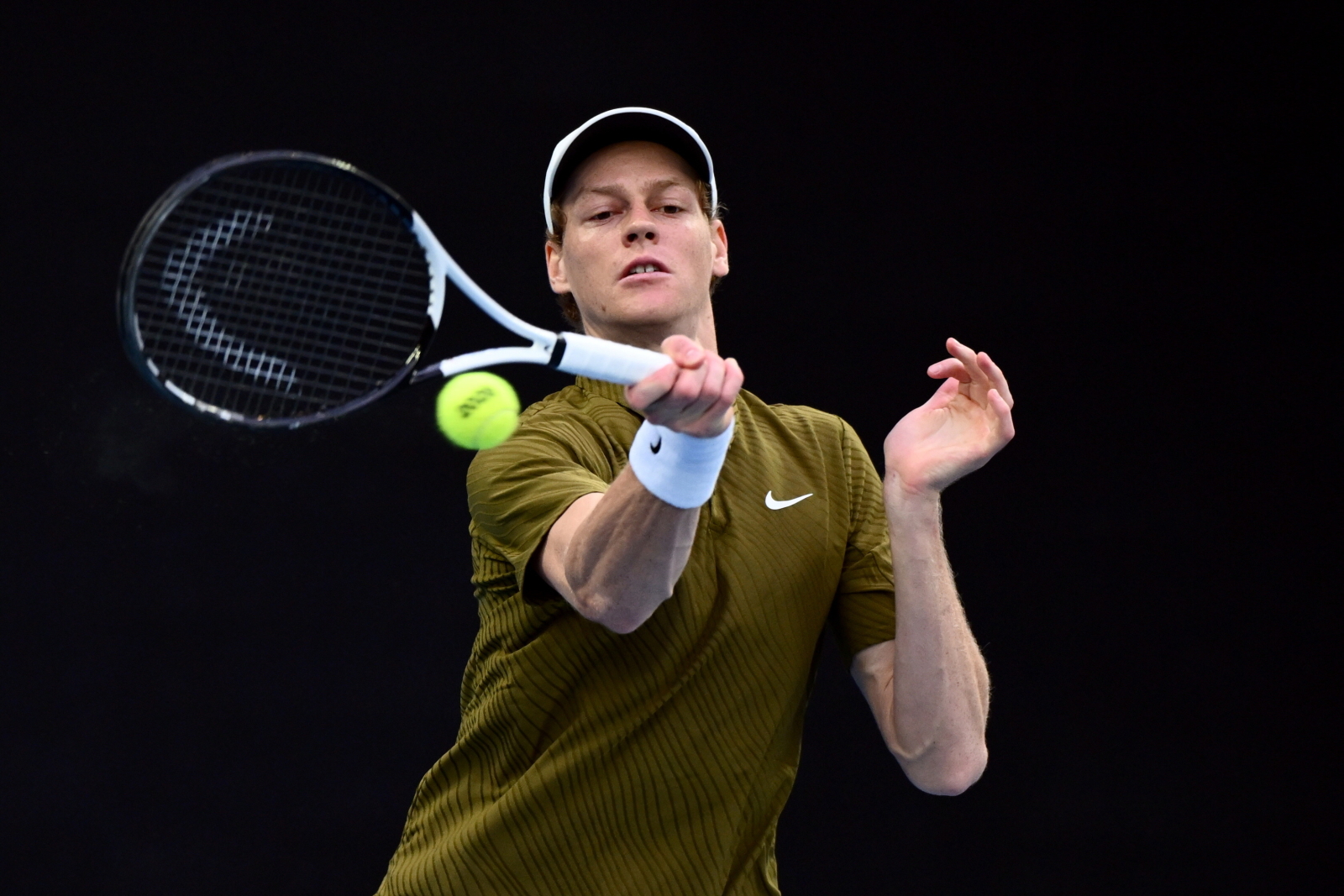 Jannik Sinner przybity porażką z Djokoviciem. "To bardzo boli"