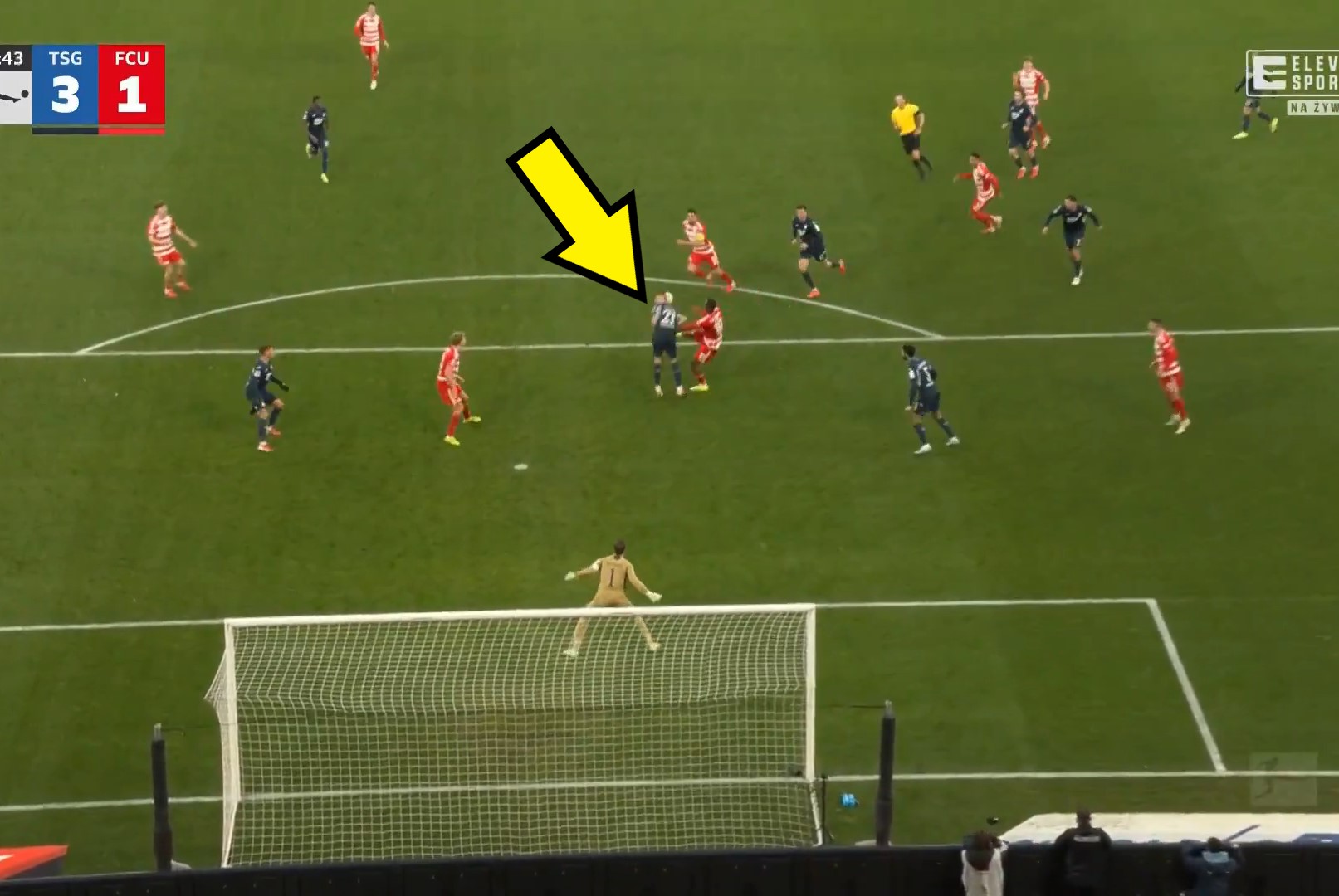 Perfidna "symulka" w Bundeslidze. Sędzia początkowo dał się nabrać [WIDEO]