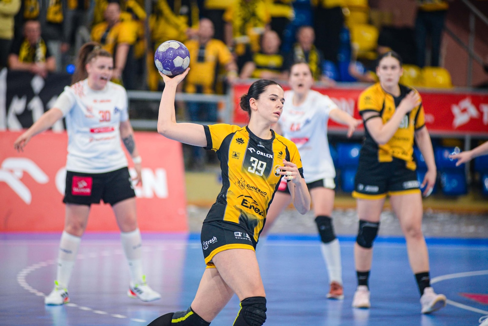 Nie poszły za ciosem. Derby wyrównane tylko do połowy