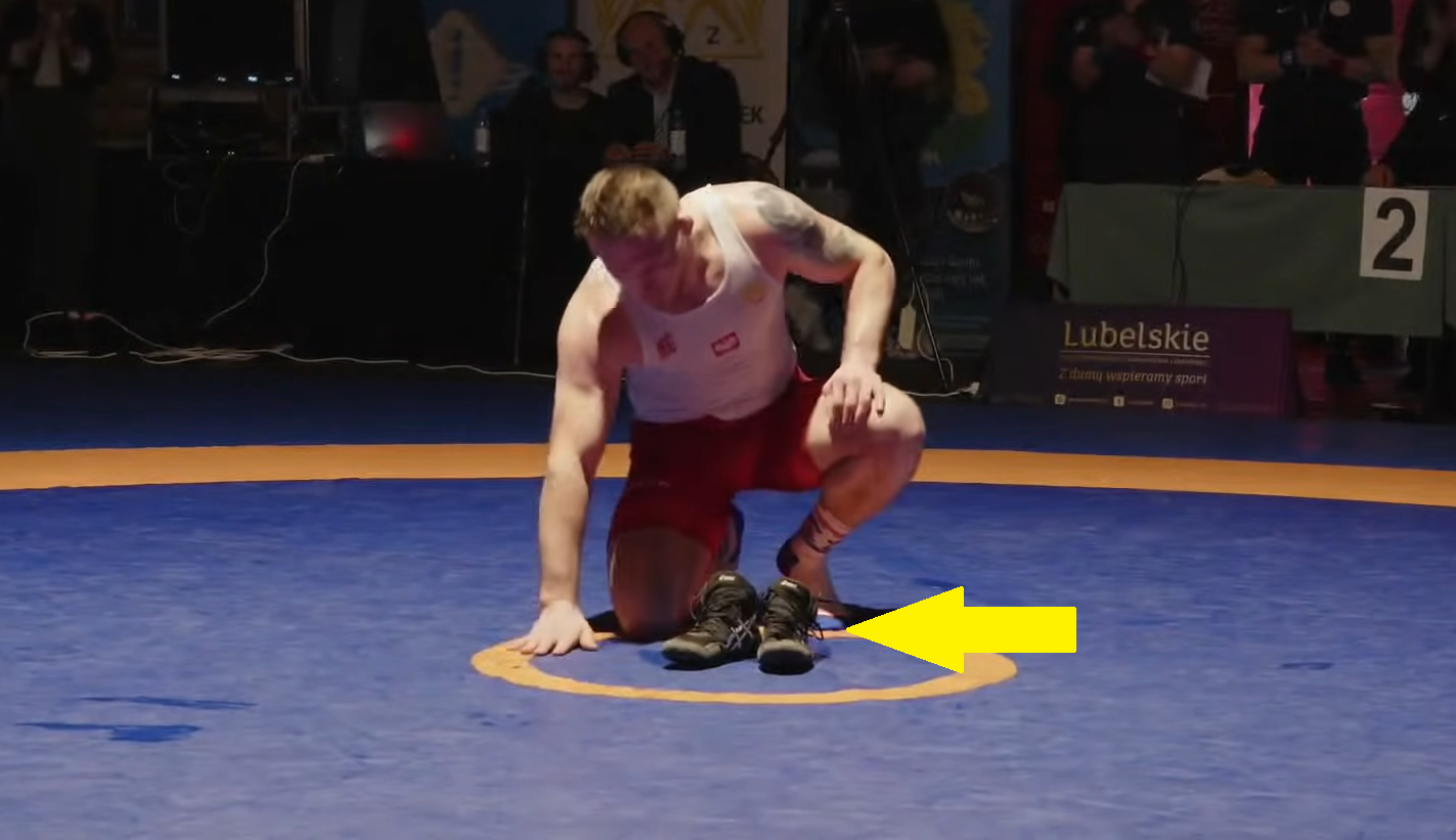 Nagle zdjął buty. Po chwili wszystko stało się jasne. To koniec