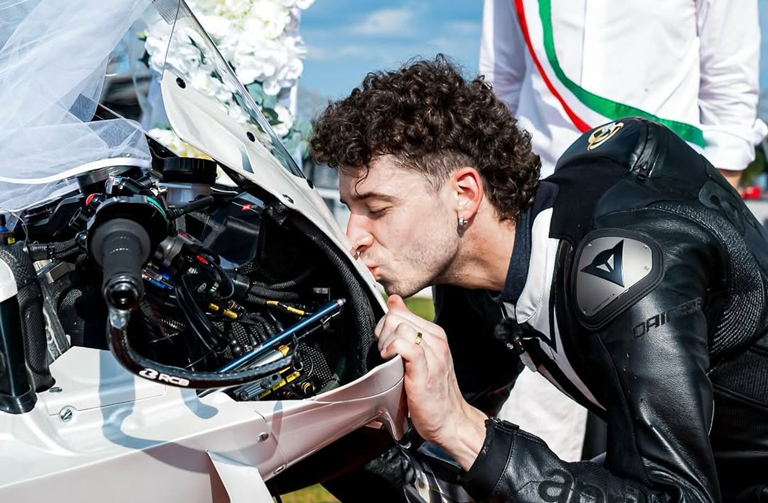 "Poślubił" motocykl. Zaskakująca decyzja Włocha