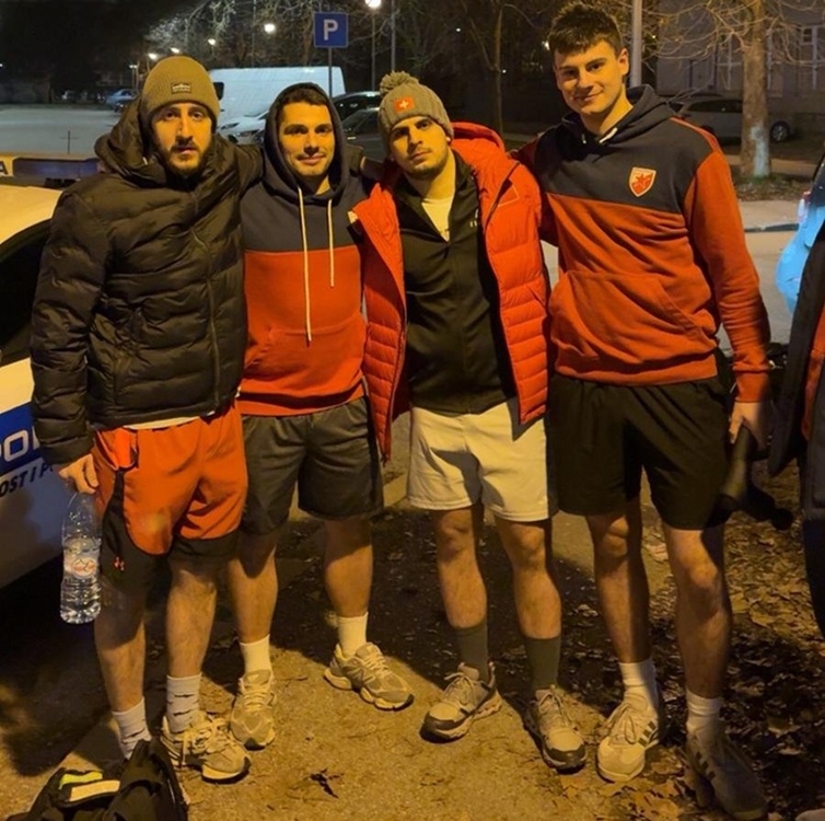 Na mrozie stali w krótkich spodniach. Nie zgadniesz, kto ich okradł