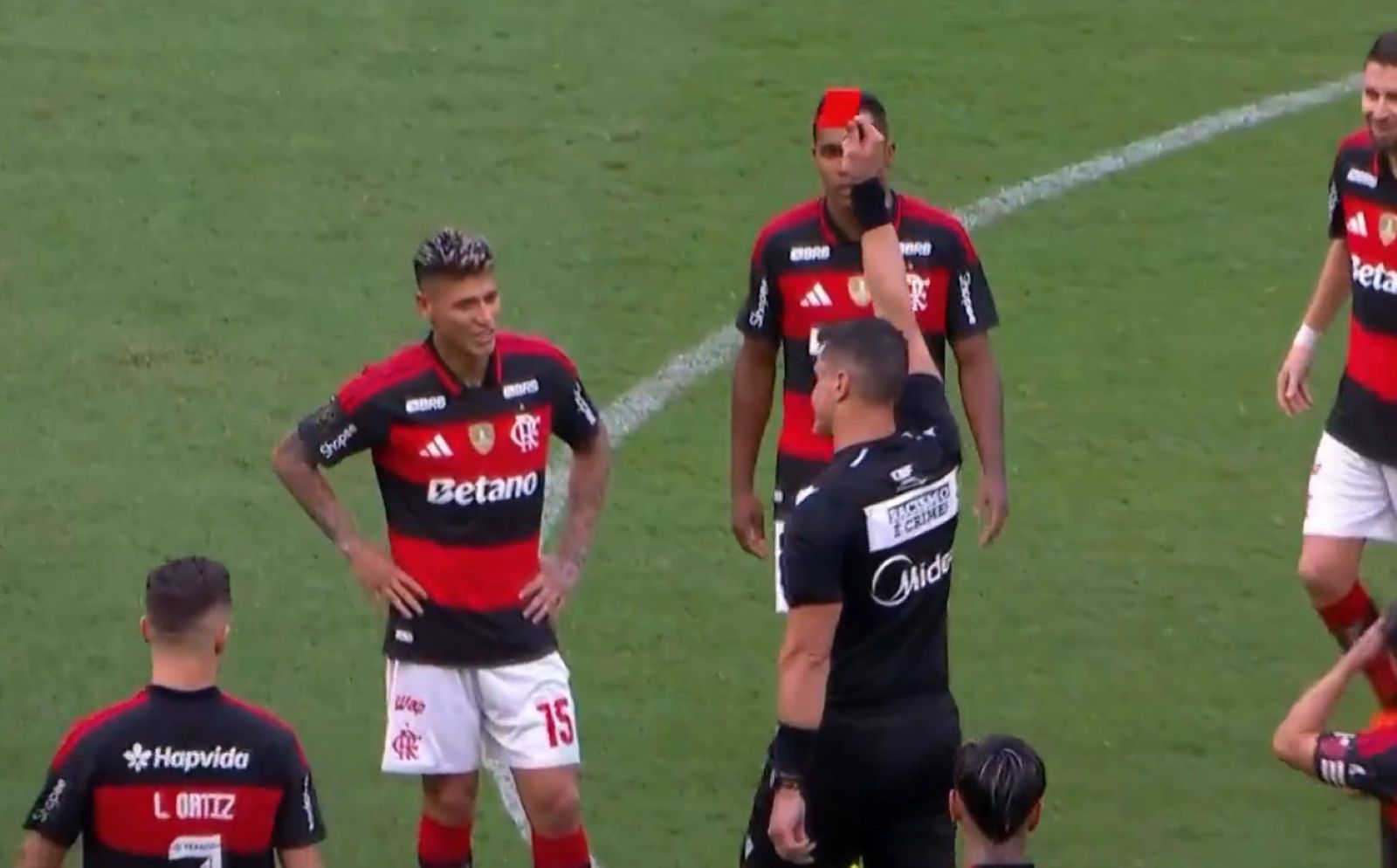 Absurdalna sytuacja w meczu o trofeum. Wyleciał z boiska 20 minut po faulu