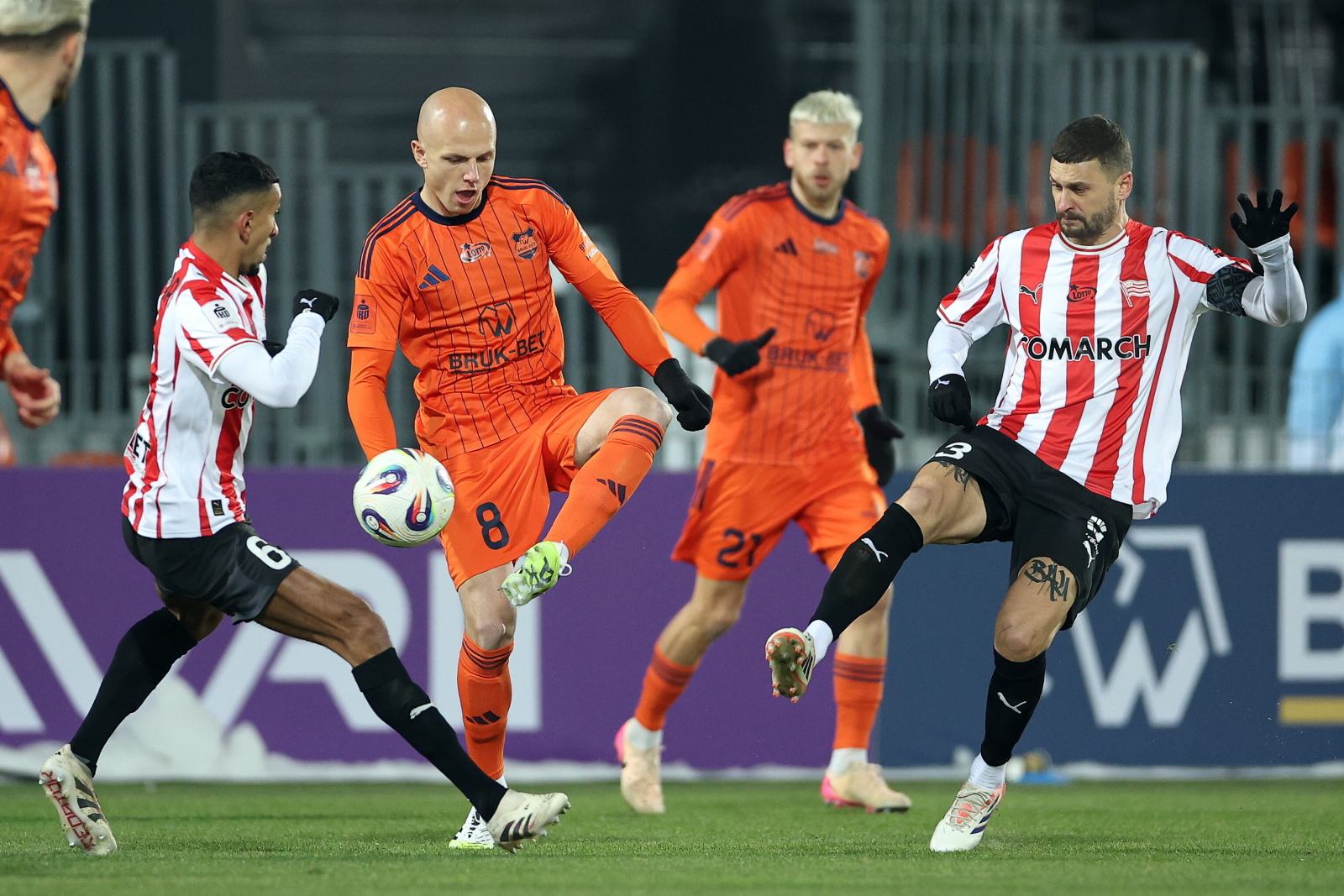 PKO Ekstraklasa: Cracovia goni czołówkę, coraz gorsza sytuacja Bruk-Bet Termaliki, zobacz tabelę