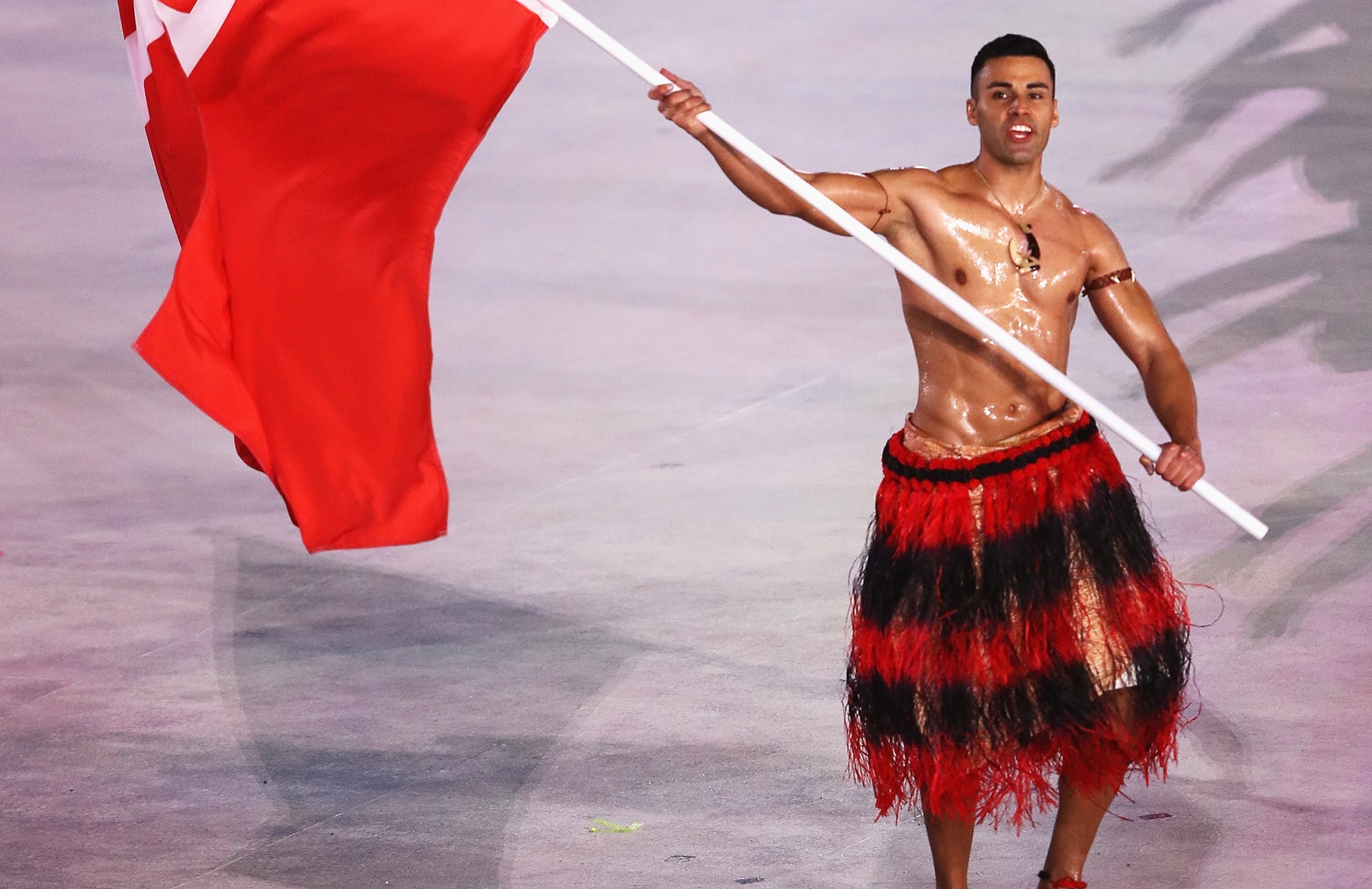 Półnagi, naoliwiony. Kilka razy skradł show na igrzyskach. Znów go zobaczycie