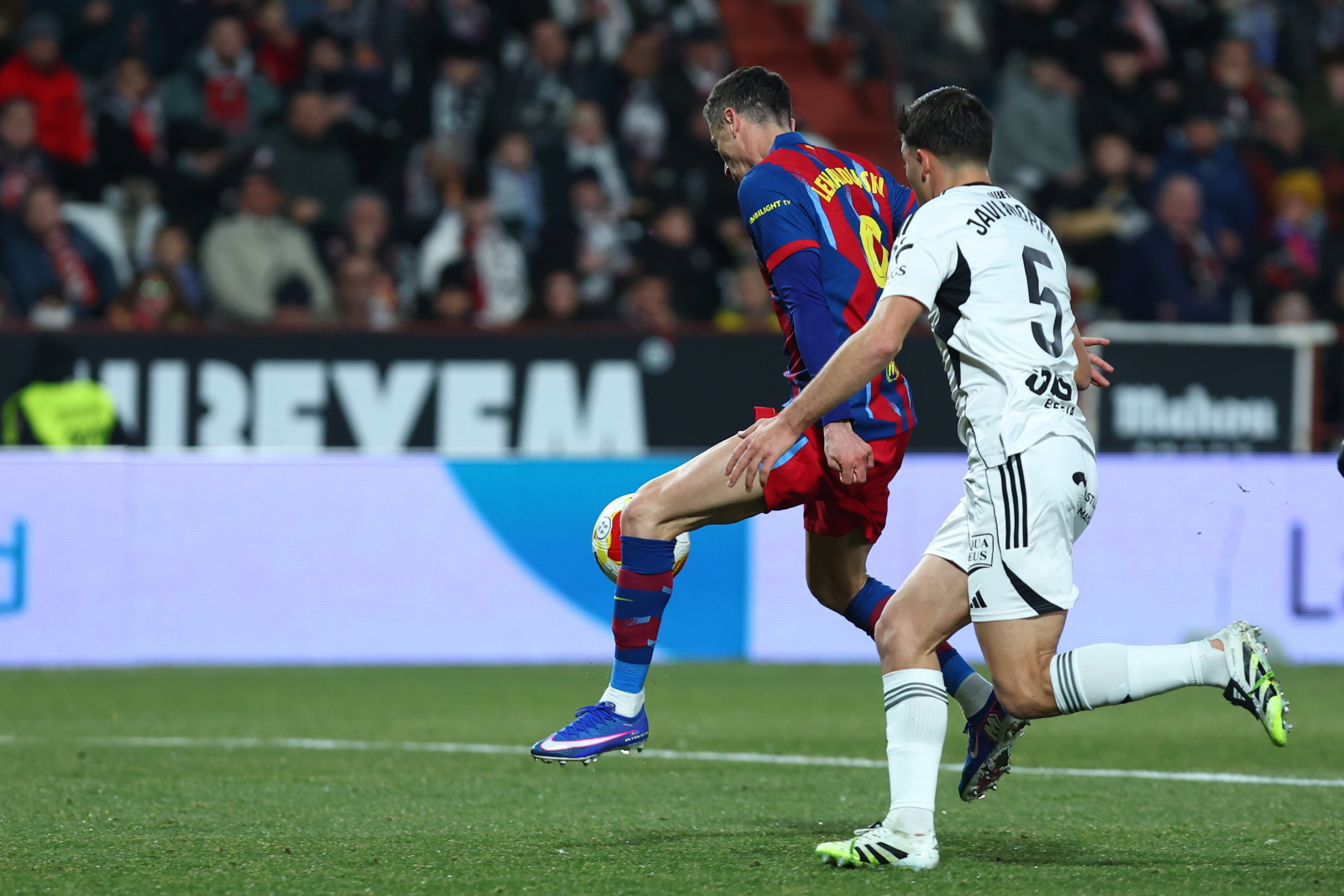 FC Barcelona nie poszła śladem Realu Madryt. Trofeum jest coraz bliżej