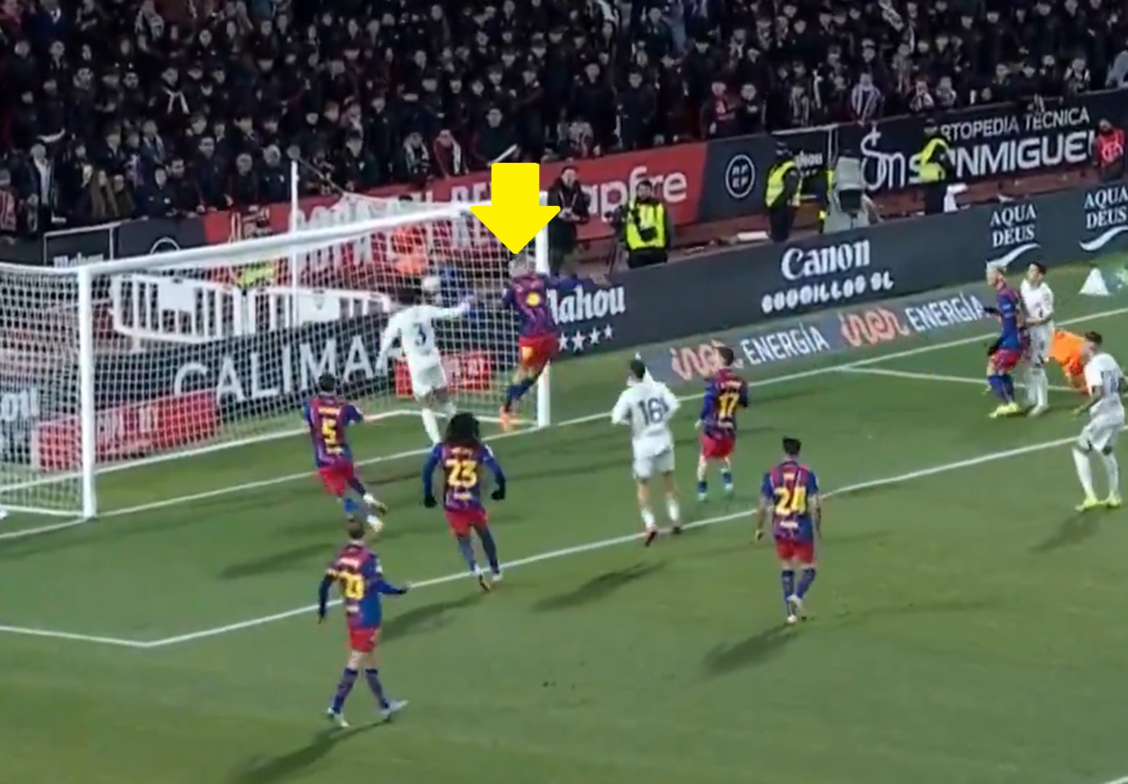 Co za szczęście Barcelony. Zobacz nieprawdopodobną interwencję w końcówce