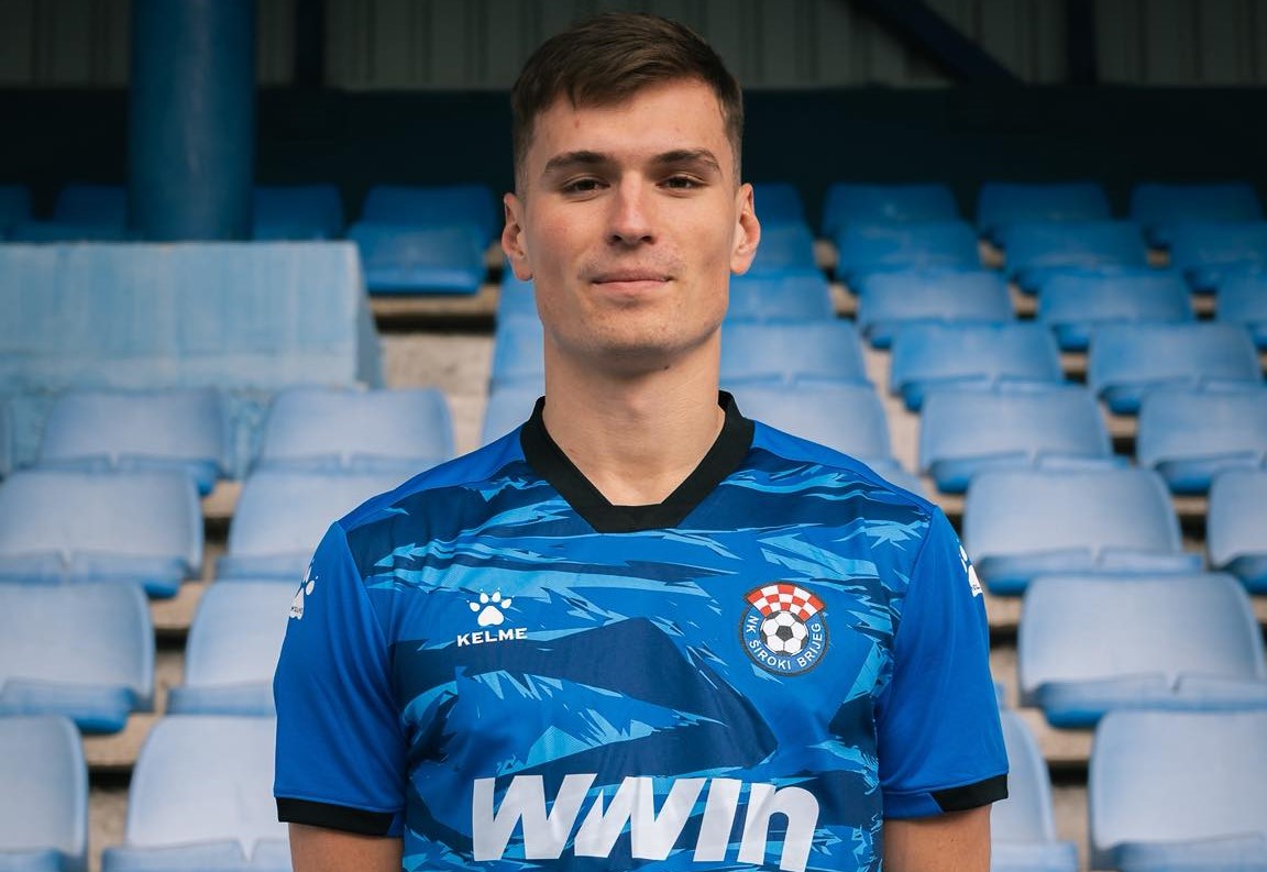 Oficjalnie. Polski napastnik zmienia klub. Został wypożyczony