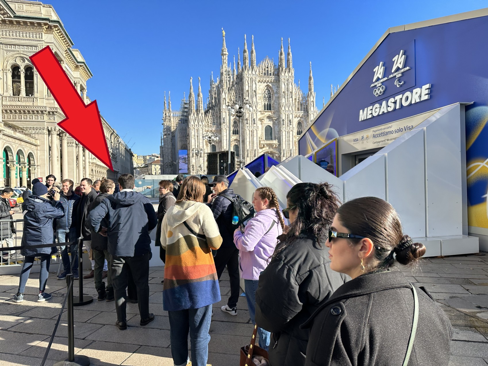 Baner na banerze, długa kolejka i czapeczka za 150 zł. W Mediolanie żyją igrzyskami