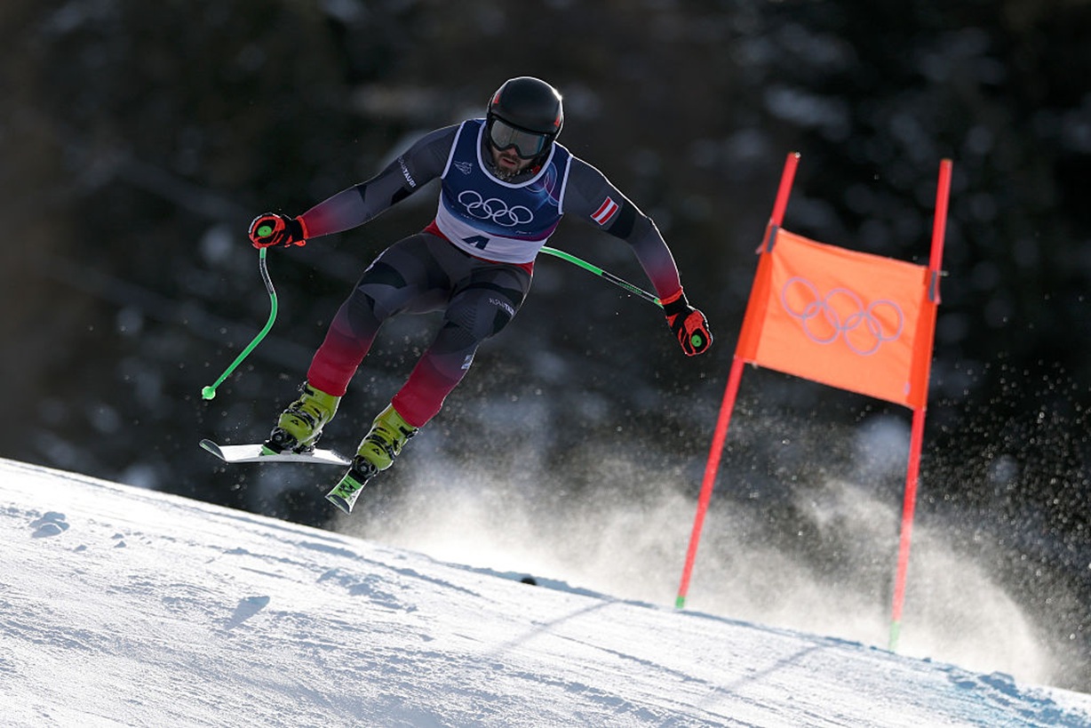 Stracił kask i uderzył twarzą w tyczkę. Austriak wściekły na siebie