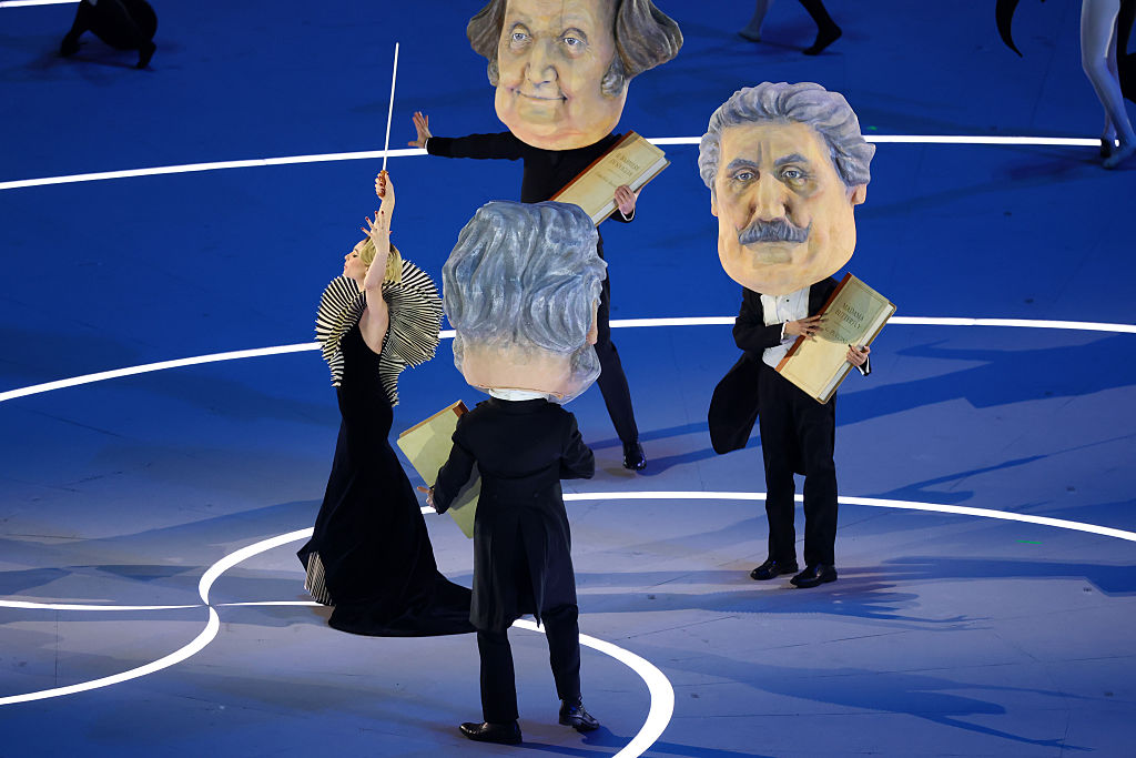 Na scenie pojawiły się postacie z wielkimi głowami. Wiadomo, kogo przedstawiały